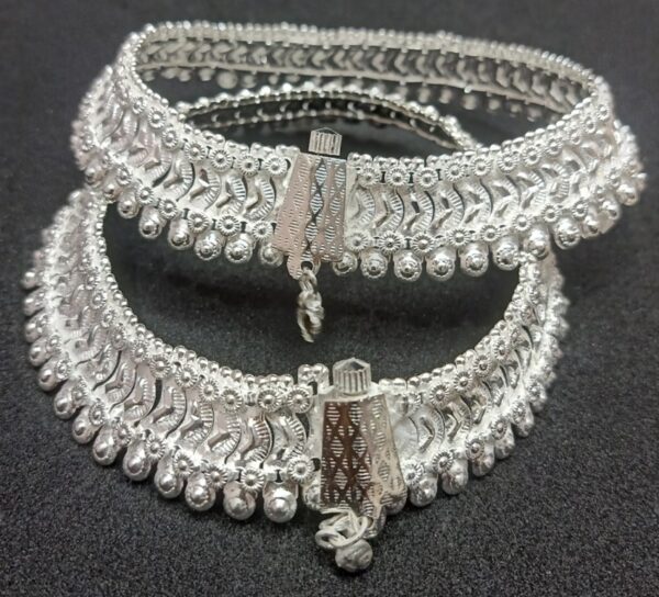 Traditional Silver Payal Featuring Beautiful Flower Design